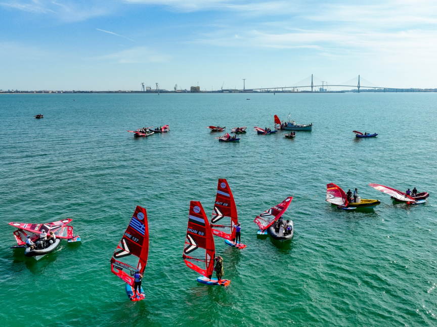 Sin viento en la International iQFOil Games Andalucía Bahía de Cádiz