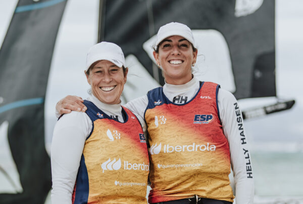 Támara Echegoyen y Paula Barceló con el entrenador José Luís Costa @RFEV l Whats Studio