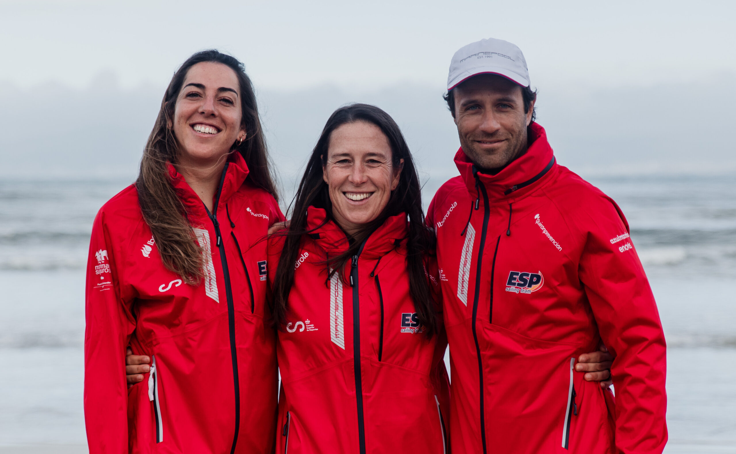 3 45Támara Echegoyen y Paula Barceló con el entrenador José Luís Costa @RFEV l Whats Studio6f3b67-a0c0-45ac-90e3-937ba1712d98