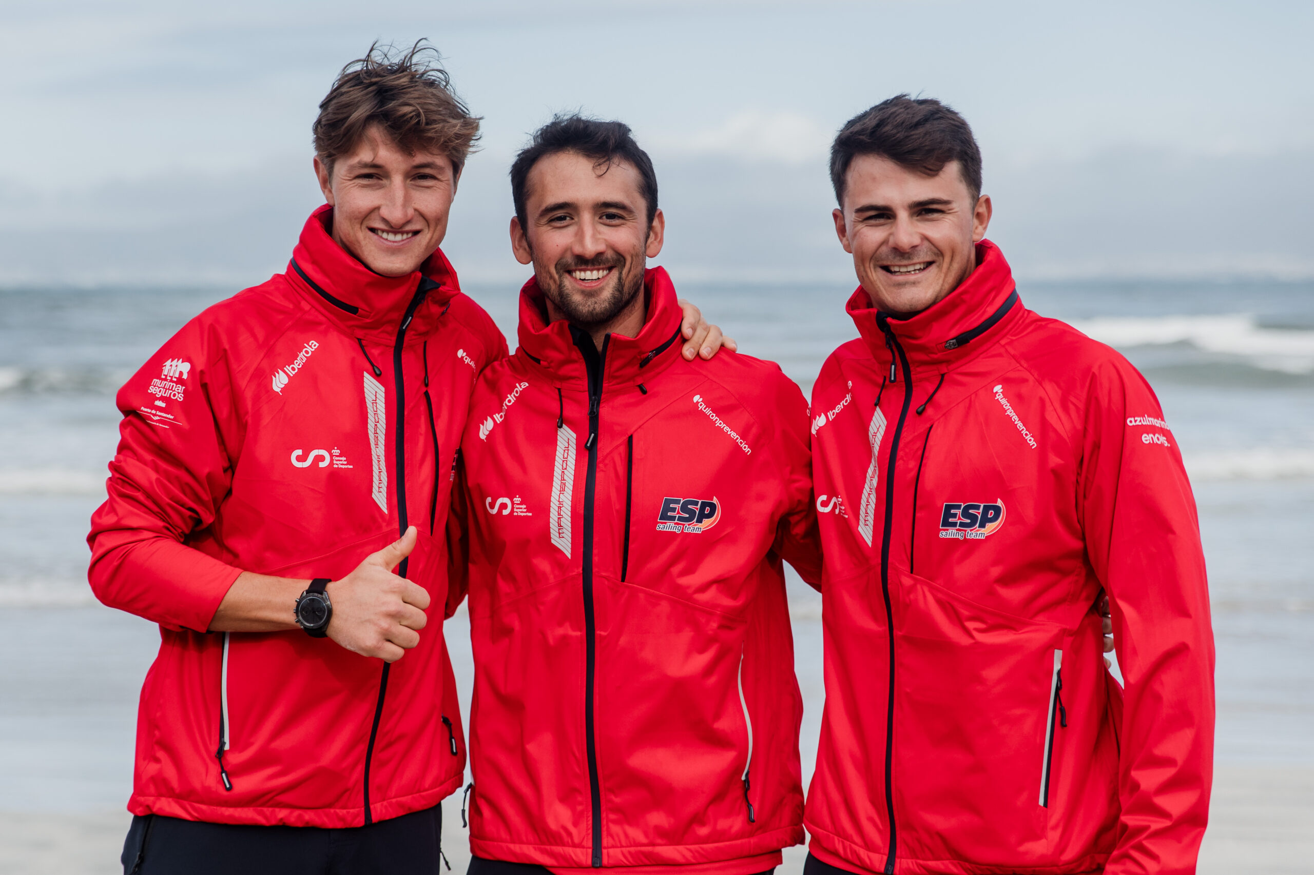 Diego Botín y Florian Trittel con el entrenador Álvaro del Arco @RFEV l Whats Studio