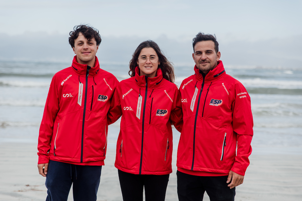 Gisela Pulido con su entrenador, Antonio Mínguez, y su caddy, Marcelo Cairo @RFEV l Whats Studio