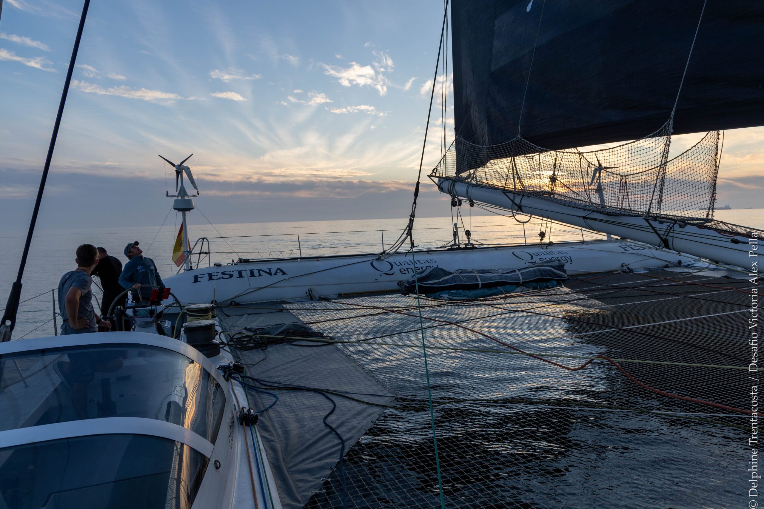 El «Maxicat Victoria» bate el récord en la primera etapa de la Ruta del Descubrimiento