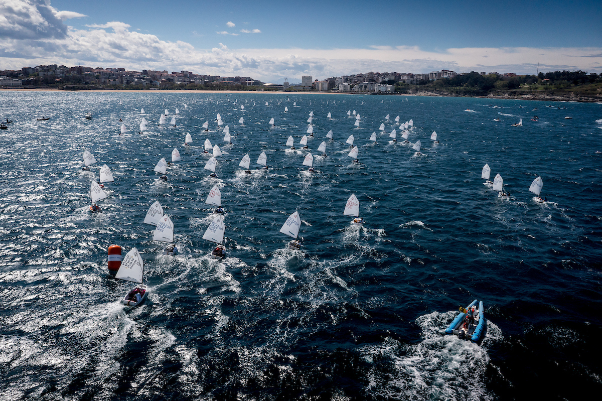 Alejandro Valero y Marta Mansito, campeones de España de Optimist en Santander