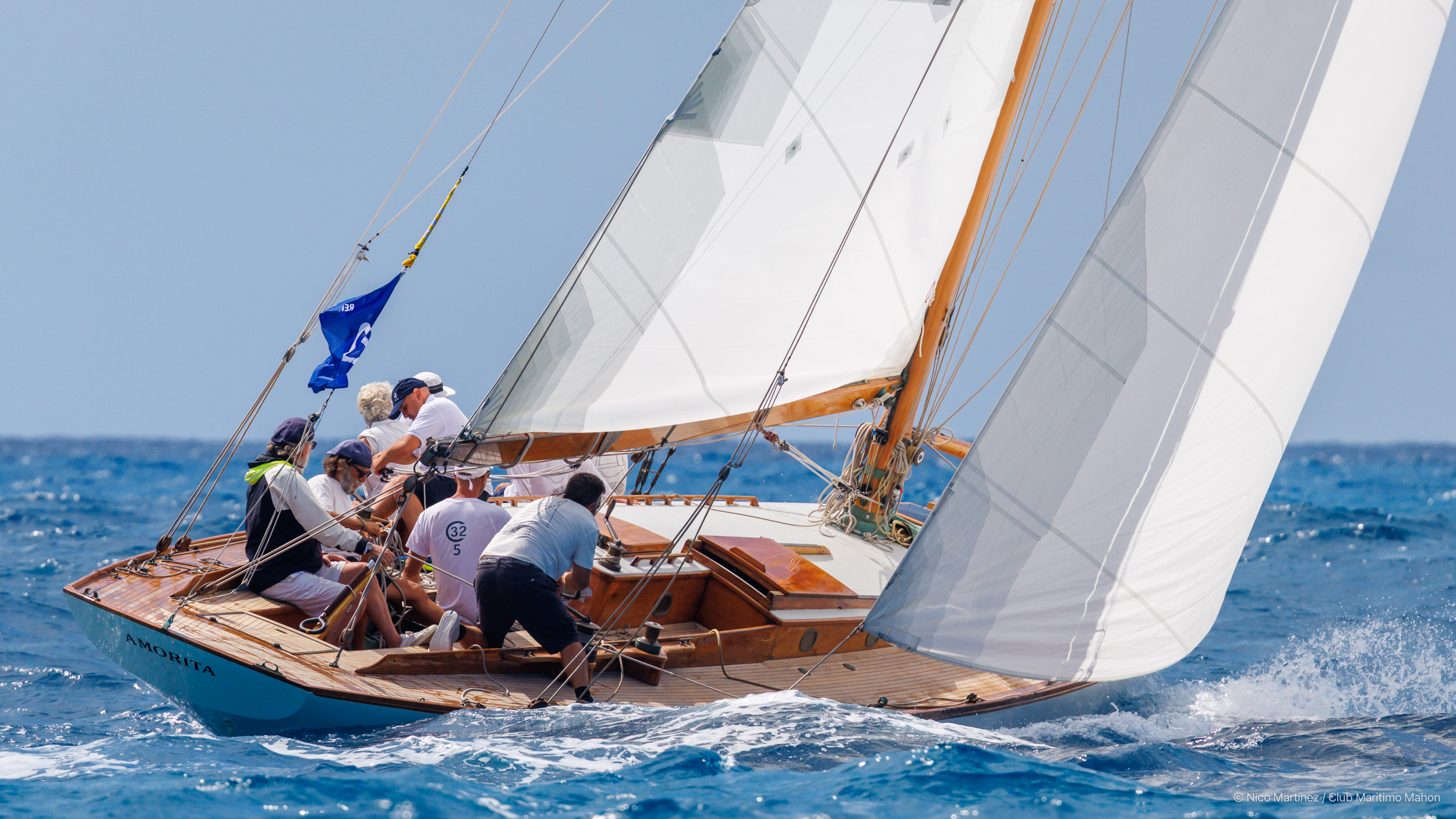 Las damas del mar cierran su desfile en Mahón