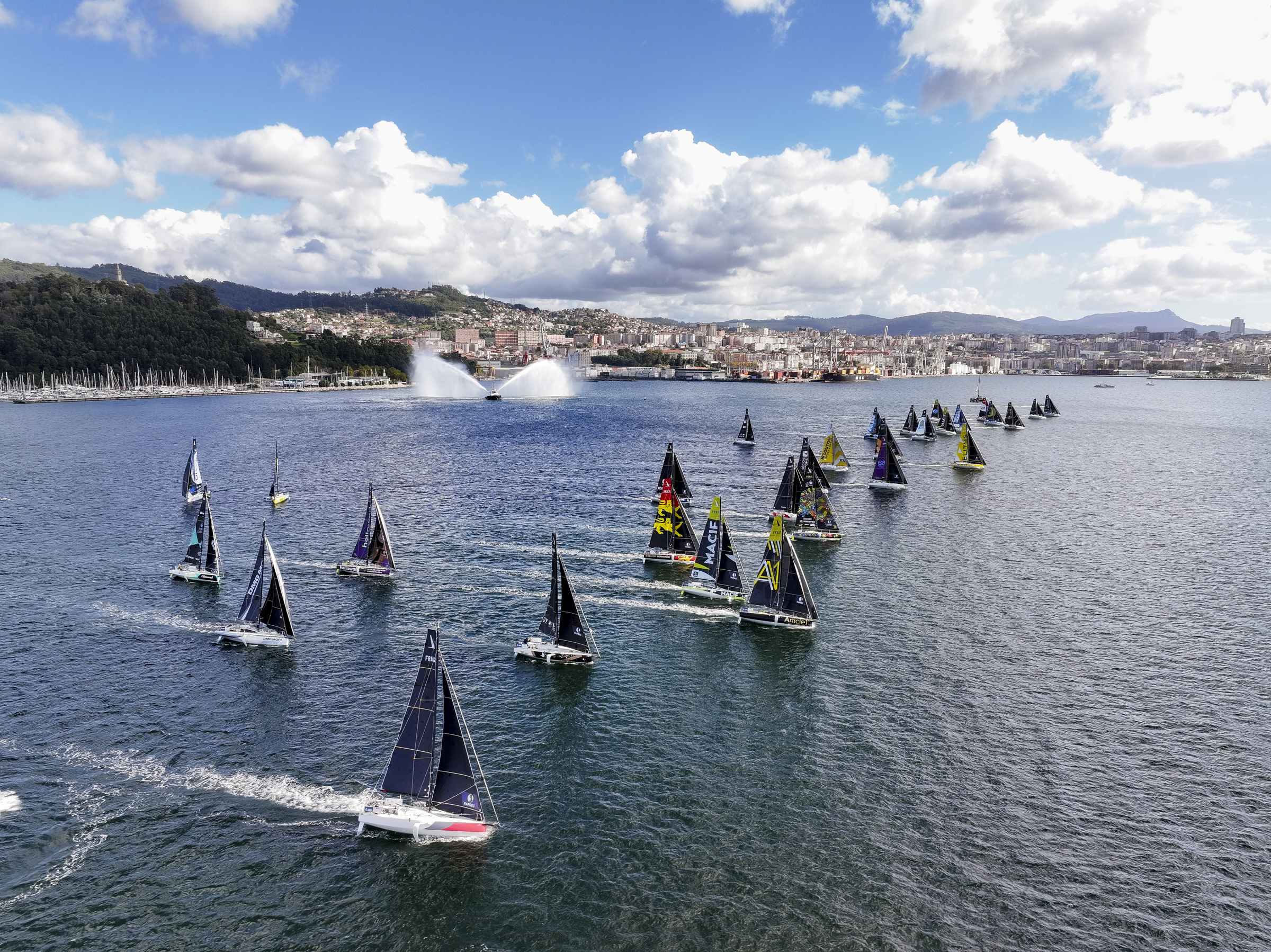 Vigo despide a La Solitaire du Figaro Paprec con una espectacular salida