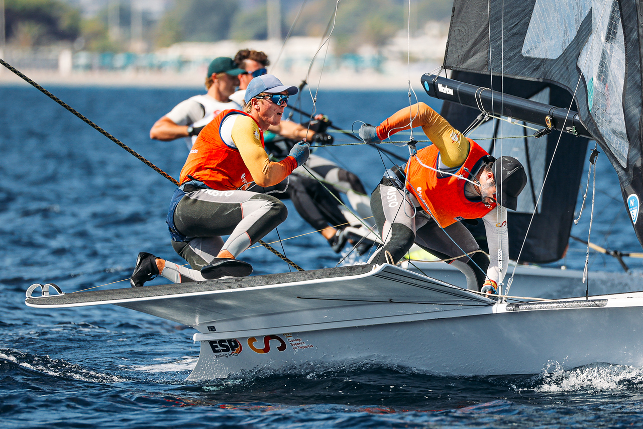 España coloca dos tripulaciones en el top ten del Mundial de 49er y mantiene el podio en 49er FX 