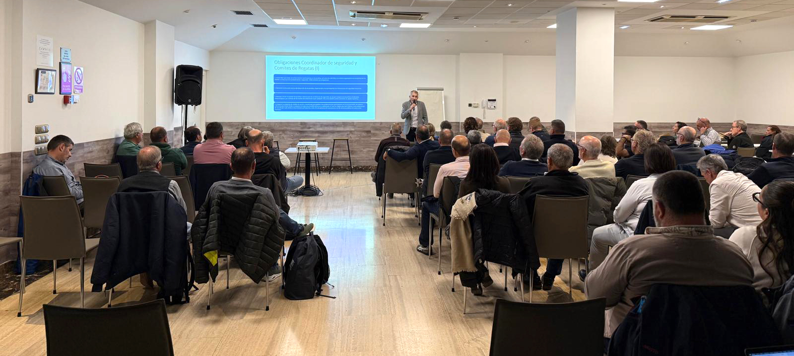 La vela española refuerza su coordinación arbitral en un simposio en Gijón marcado por la formación y el trabajo conjunto