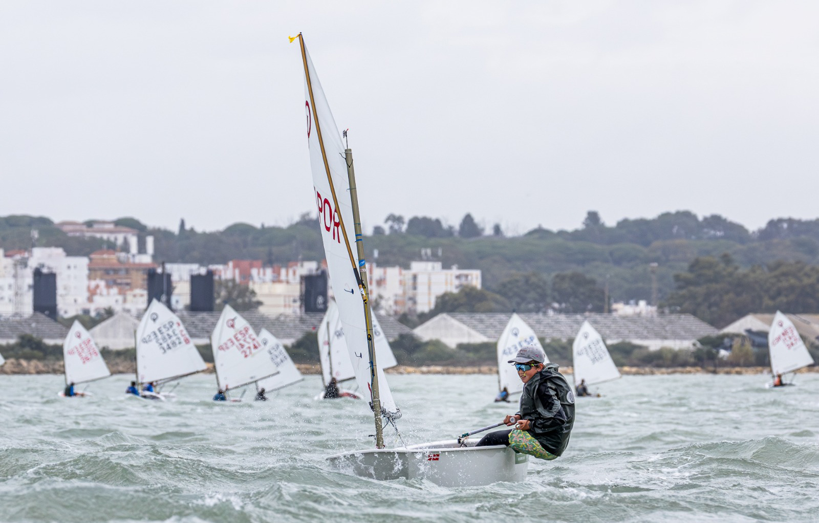 Guilherme Magalhaes revalida el título absoluto en la Regata Ciudad de El Puerto de Optimist