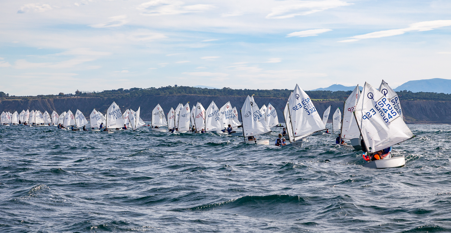 155 regatistas compiten en el Campeonato de España de Optimist en el Abra 